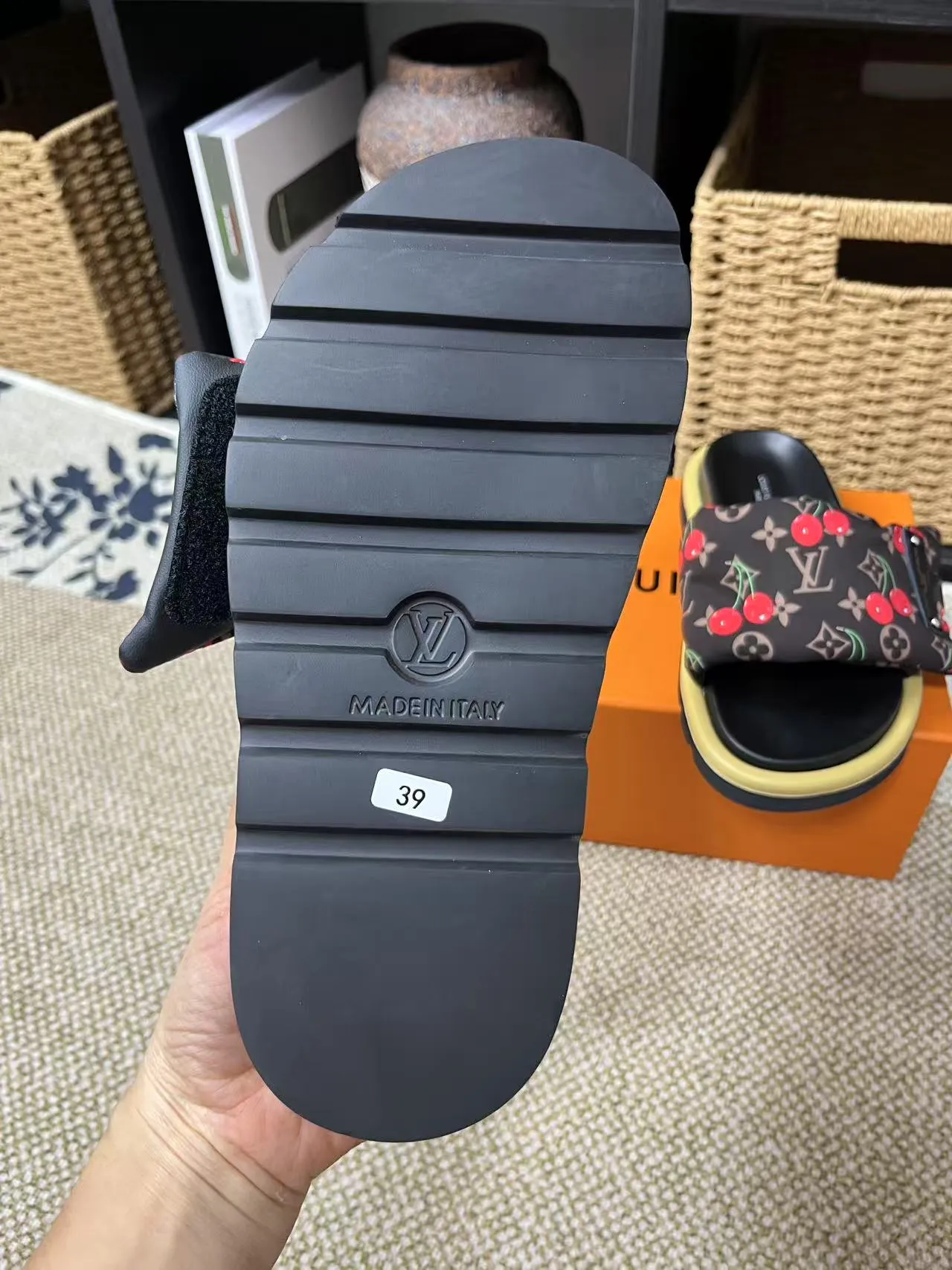 P340 yuan LV Louis Vuitton Full of high-end feel! A popular model among bloggers at home and abroad, it’s retro and fashionable, and looks stunning on your feet! Mainly recommended model on the official website★ ━━━━━ ЅᏇєєt ━━━━━ ▪️Upper: original calfskin ➕5D printing process ▪️Inner: imported mixed sheepskin ▪️Outsole: original molded foam outsole ▪️Size: Female 35-40 Men's 39-44 (women's 41 men's 45)